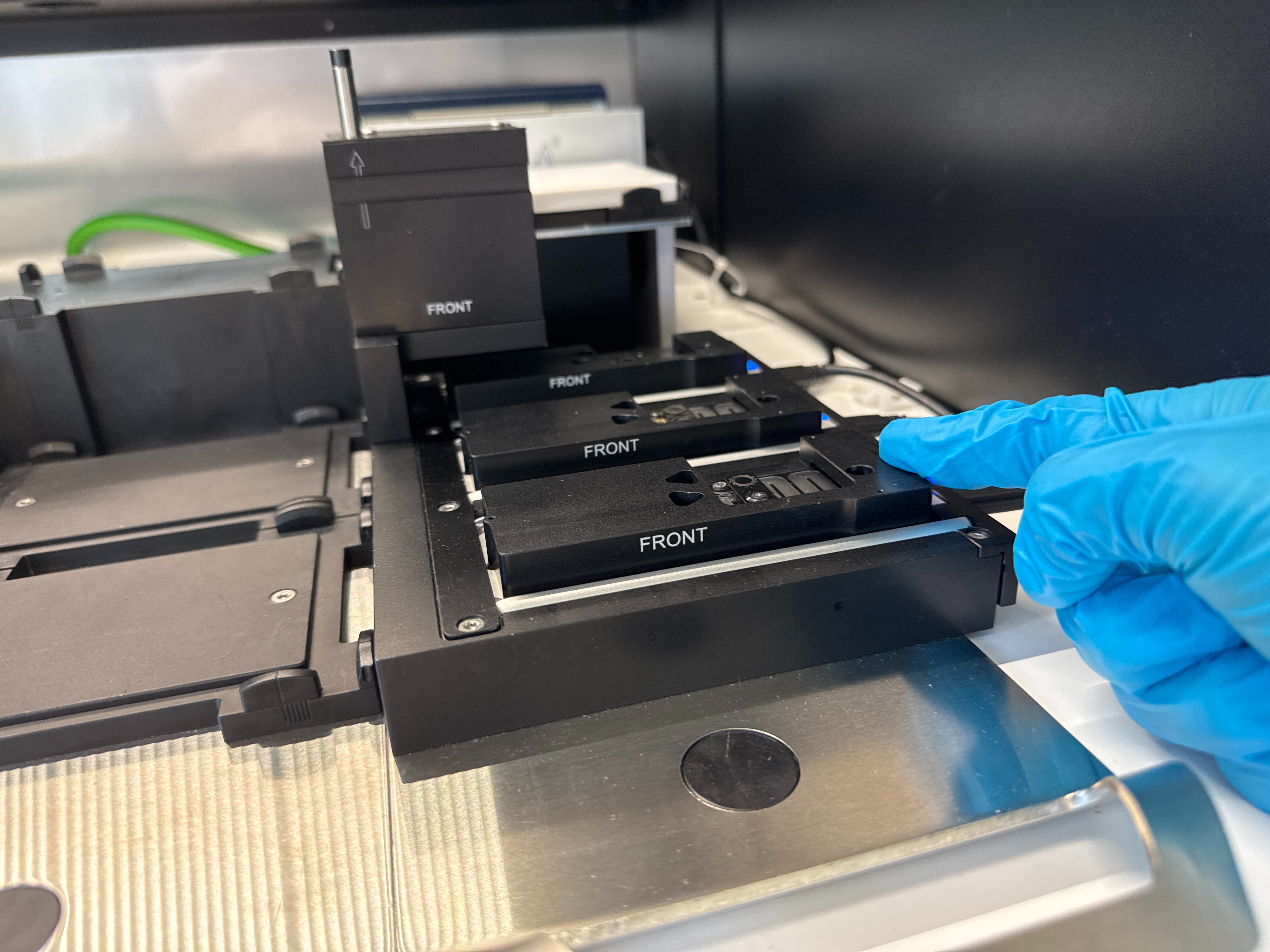 Replace the flow cell cover