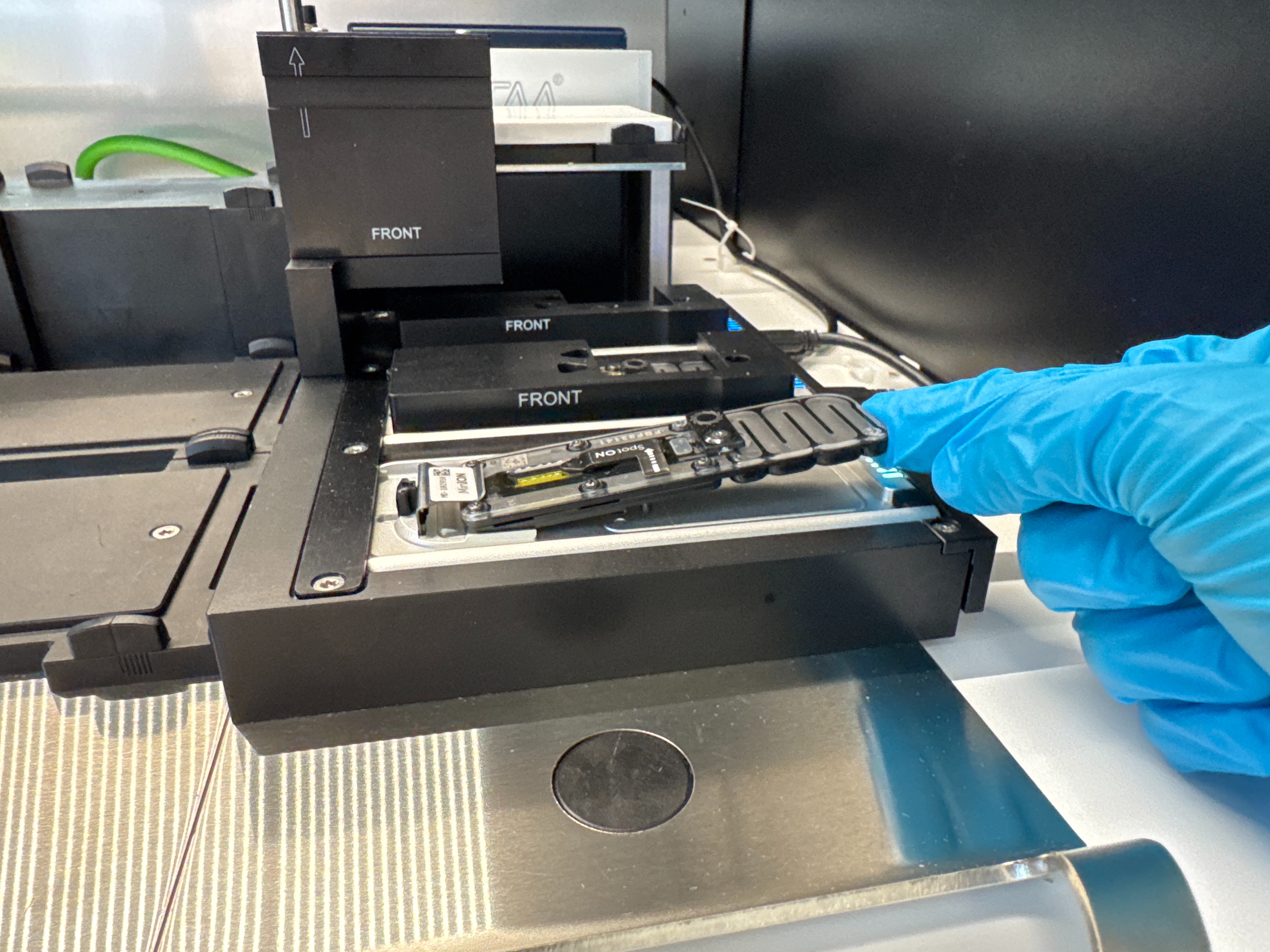 Inserting flow cell under the clip